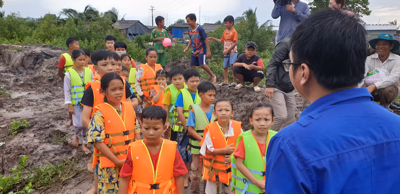 Đoàn thanh niên phối hợp với giáo viên tại các trường để dạy thiếu nhi nhanh biết bơi.