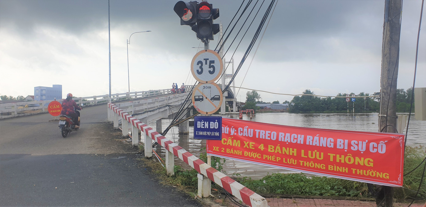 Ông Trịnh Việt Khái, Chủ tịch UBND thị trấn Trần Văn Thời cho biết đã treo thông báo hai bên cầu và cấm xe ô tô qua lại để đảm bảo an toàn cho người và phương tiện. Xe máy vẫn được qua lại cầu bình thường.