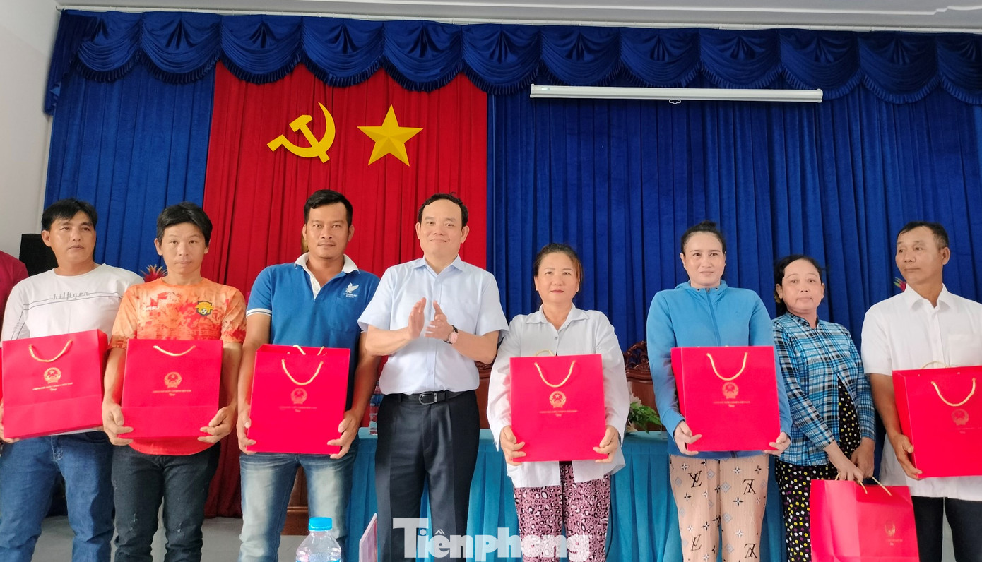 Phó Thủ tướng Trần Lưu Quang tặng quà cho ngư dân có hoàn cảnh khó khăn. Ảnh: Tân Lộc.