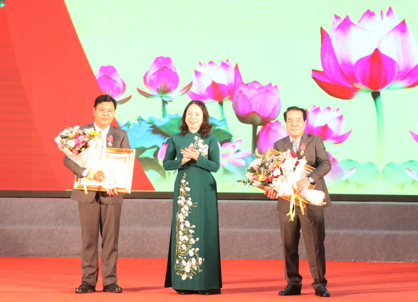 Bà Võ Thị Ánh Xuân trao Huân chương Lao động hạng Nhất và tặng hoa cho ông Dương Thanh Bình, Trưởng Ban Dân nguyện Quốc hội và ông Nguyễn Tiến Hải, Bí thư Tỉnh ủy Cà Mau. Bà Võ Thị Ánh Xuân trao Huân chương Lao động hạng Nhất và tặng hoa cho ông Dương Thanh Bình, Trưởng Ban Dân nguyện Quốc hội và ông Nguyễn Tiến Hải, Bí thư Tỉnh ủy Cà Mau.