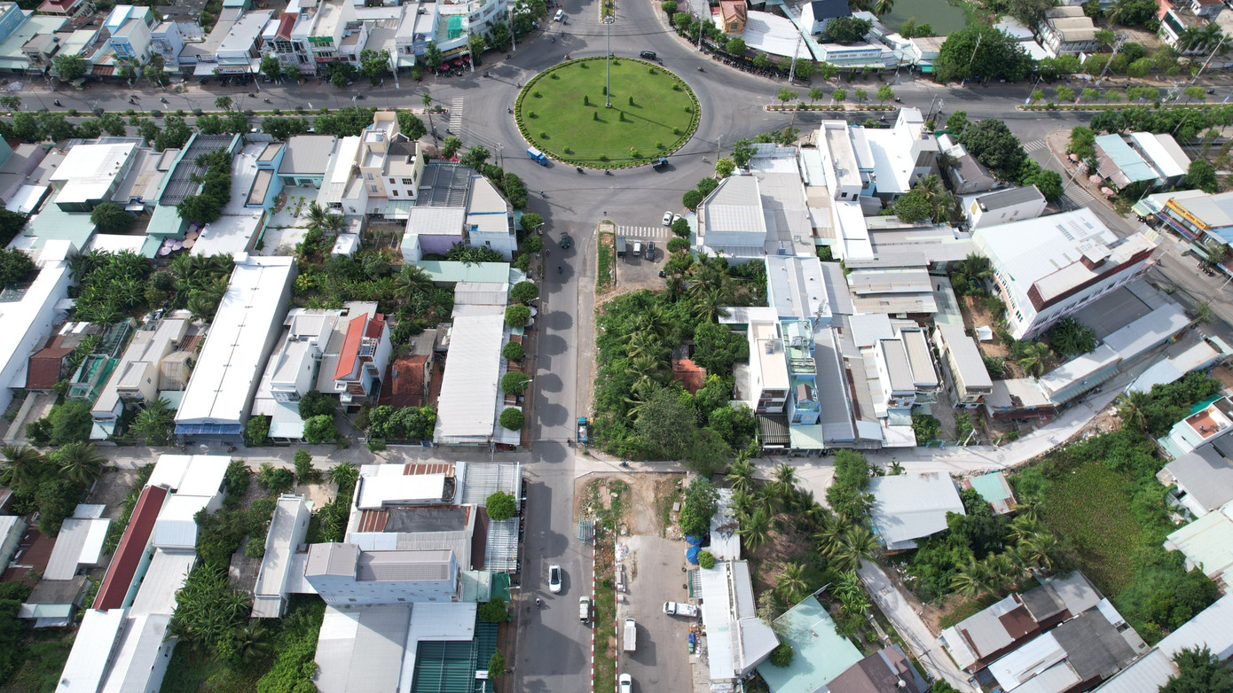 Đường Hùng Vương (nay là đường Võ Văn Kiệt) là tuyến đường cửa ngõ của tỉnh Bạc Liêu, dẫn đến Trung tâm hành chính tỉnh, có Quảng trường Hùng Vương - nơi diễn ra nhiều sự kiện chính trị - kinh tế - văn hóa - xã hội của tỉnh, nhưng gần 20 năm qua chưa thông tuyến bởi còn vướng mắc phần đất của 2 hộ dân. Mới đây, một hộ dân đã tự nguyện giải phóng mặt bằng. Trong ảnh là phần đất của hộ gia đình bà Nguyễn Thị Hường vẫn nằm trên một làn đường Võ Văn Kiệt.