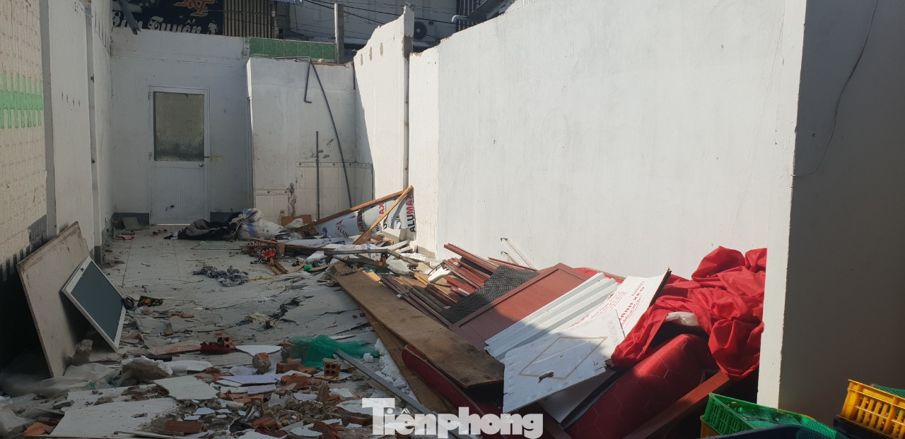 Căn nhà của ông Nguyện bị tháo dỡ phần mái.