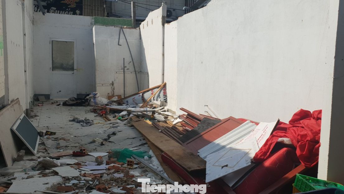 Căn nhà ông Nguyện bị tháo dỡ phần mái.