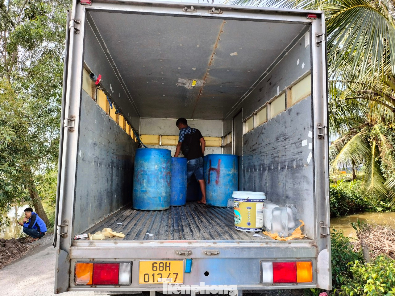 Sau hơn 3 giờ bắt tôm liên tục, chủ vuông thu hoạch được gần 500kg tôm càng xanh. Thương lái đến cân tôm và trả tiền ngay tại vuông. Với giá bán 90.000 đồng/kg, sau khi trừ chi phí đầu tư con giống, chủ vuông thu lãi gần 40 triệu đồng.