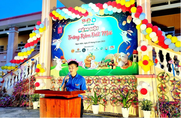 Anh Nguyễn Hoàng Đạo - Ủy viên Ban chấp hành Trung ương Đoàn, Tỉnh uỷ viên, Bí thư Tỉnh Đoàn Cà Mau đọc thư chúc Tết Trung thu của Chủ tịch nước. Anh Nguyễn Hoàng Đạo - Ủy viên Ban chấp hành Trung ương Đoàn, Tỉnh uỷ viên, Bí thư Tỉnh Đoàn Cà Mau đọc thư chúc Tết Trung thu của Chủ tịch nước.