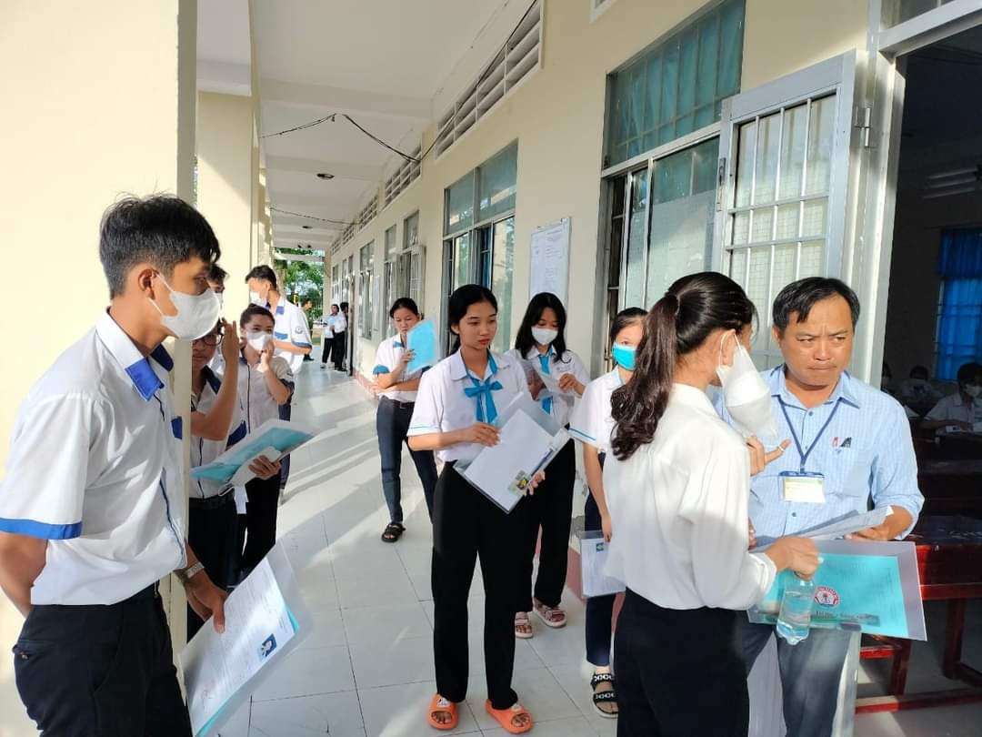 Thí sinh Cà Mau đến phòng thi làm thủ tục dự thi môn Ngữ Văn.