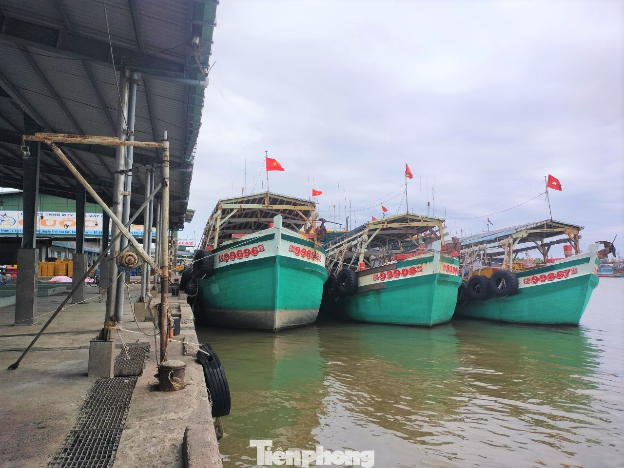 Các tàu, thuyền lớn, nhỏ đánh bắt xa bờ đang cập bến.