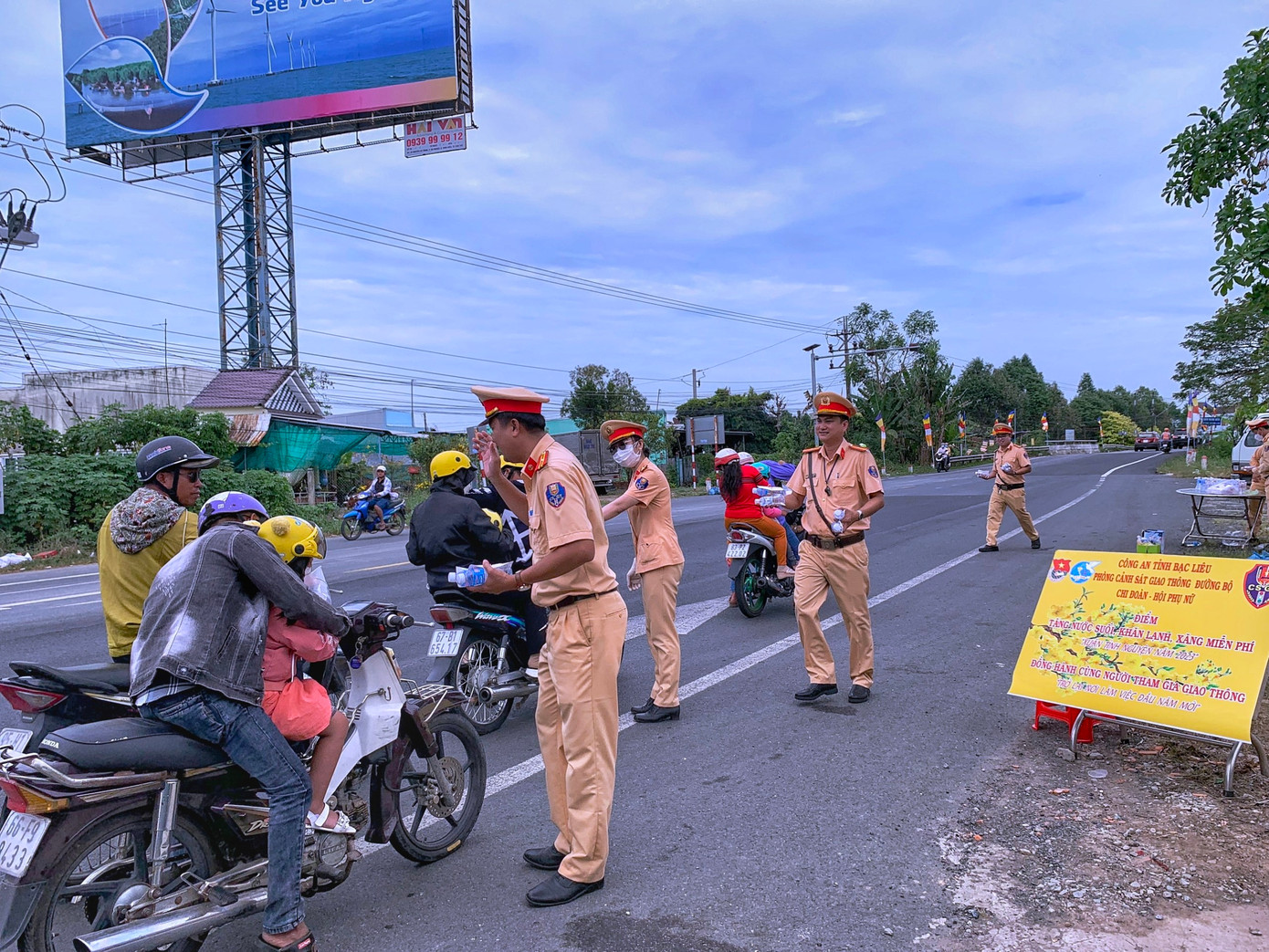 Lực lượng CSGT đã đặt các bảng thông báo từ xa để người dân dễ nhận biết. Lực lượng CSGT đã đặt các bảng thông báo từ xa để người dân dễ nhận biết.