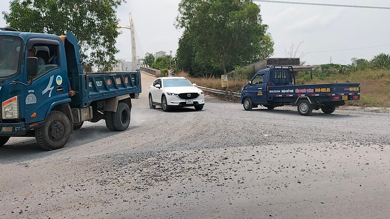 Đá dăm vương vãi, khói bụi bay trắng mỗi khi xe ô tô lưu thông ngang qua. Đá dăm vương vãi, khói bụi bay trắng mỗi khi xe ô tô lưu thông ngang qua.