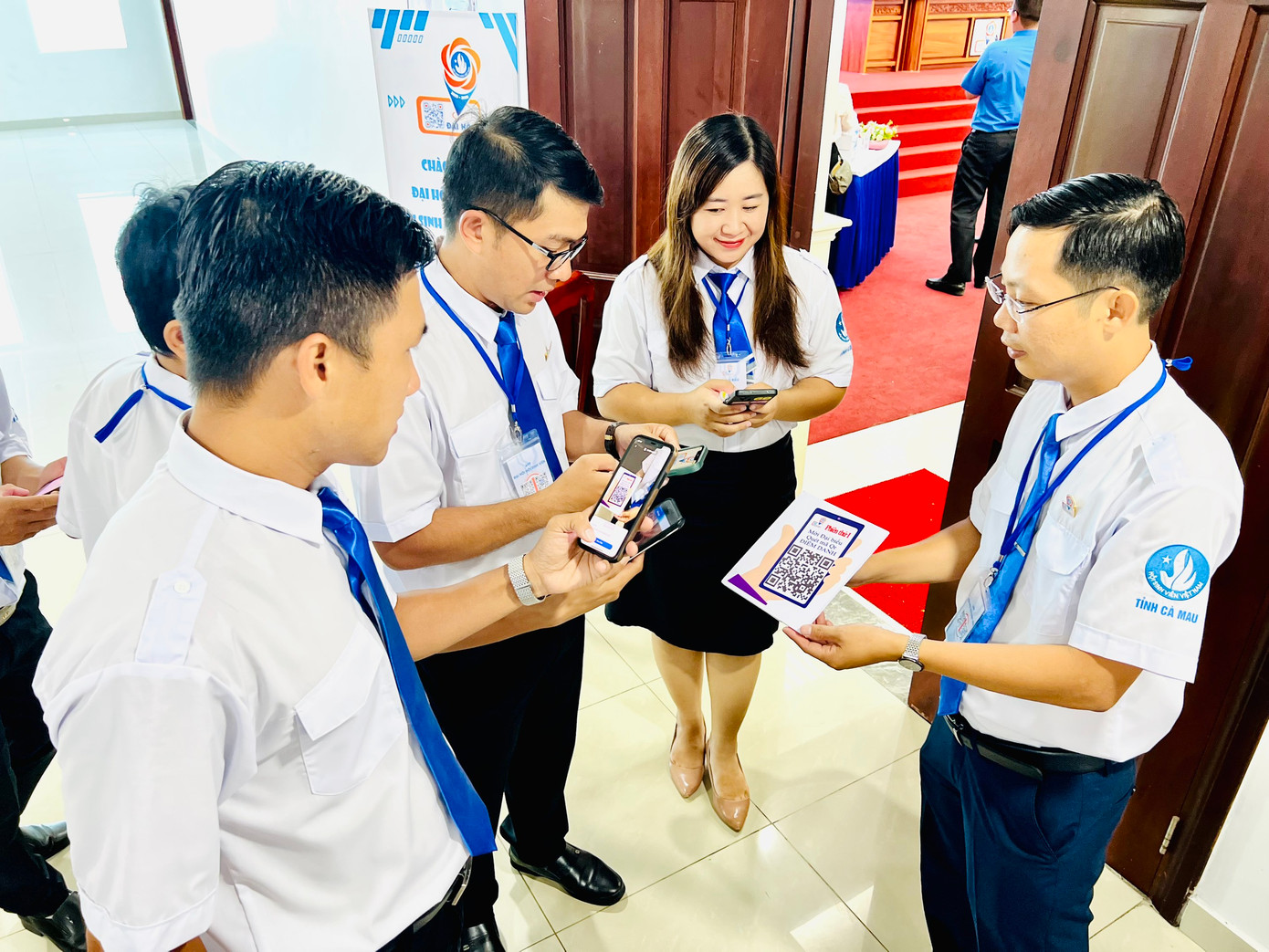 Đại biểu quét mã QR điểm danh. Đại biểu quét mã QR điểm danh.