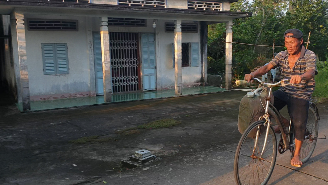 Can nhựa và chiếc xe đạp là dụng cụ hành nghề bắt lịch của ông Bảy Quyền.