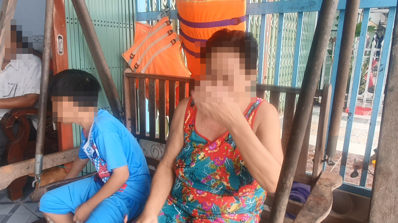 Mẹ của T. kể chuyện con gái đánh bạc ăn thua nhỏ mà bị tạm giam quá lâu. Mẹ của T. kể chuyện con gái đánh bạc ăn thua nhỏ mà bị tạm giam quá lâu.