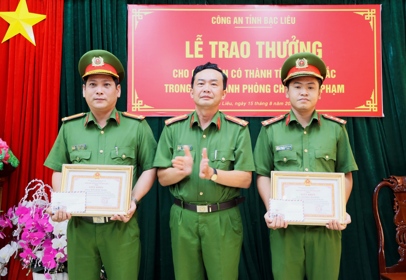 Giám đốc Công an tỉnh Bạc Liêu khen thưởng các cán bộ công an dũng cảm truy bắt đối tượng phạm tội. Giám đốc Công an tỉnh Bạc Liêu khen thưởng các cán bộ công an dũng cảm truy bắt đối tượng phạm tội.