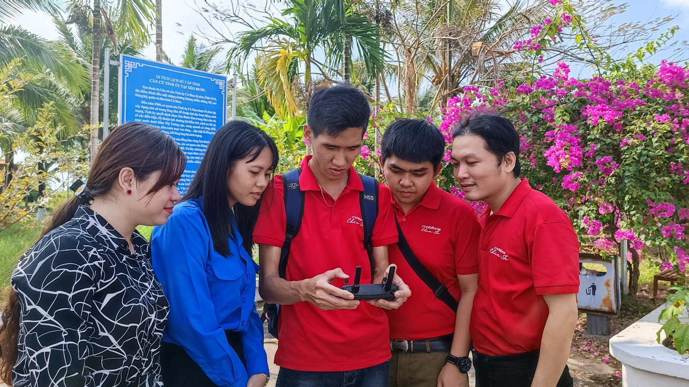 Mobifone và Tỉnh Đoàn Cà Mau thực hiện khảo sát và ghi hình ảnh tại Khu căn cứ Tỉnh ủy Xẻo Đước.