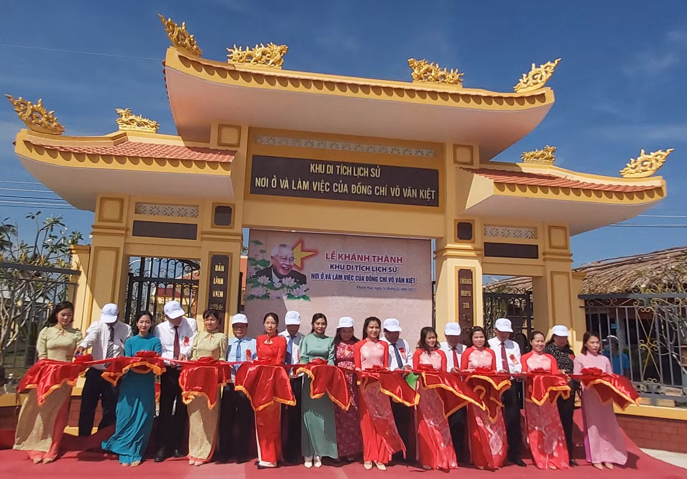 Công trình Khu di tích lịch sử “Nơi ở và làm việc của đồng chí Võ Văn Kiệt” được khởi công ngày 31/3/2022 trên diện tích hơn 1.800 m2 đất do hộ gia đình ông Đỗ Văn Thuần hiến tặng. Tổng mức đầu tư dự án trên 6,3 tỷ đồng từ nguồn vốn ngân sách Nhà nước và nguồn vốn xã hội hóa.