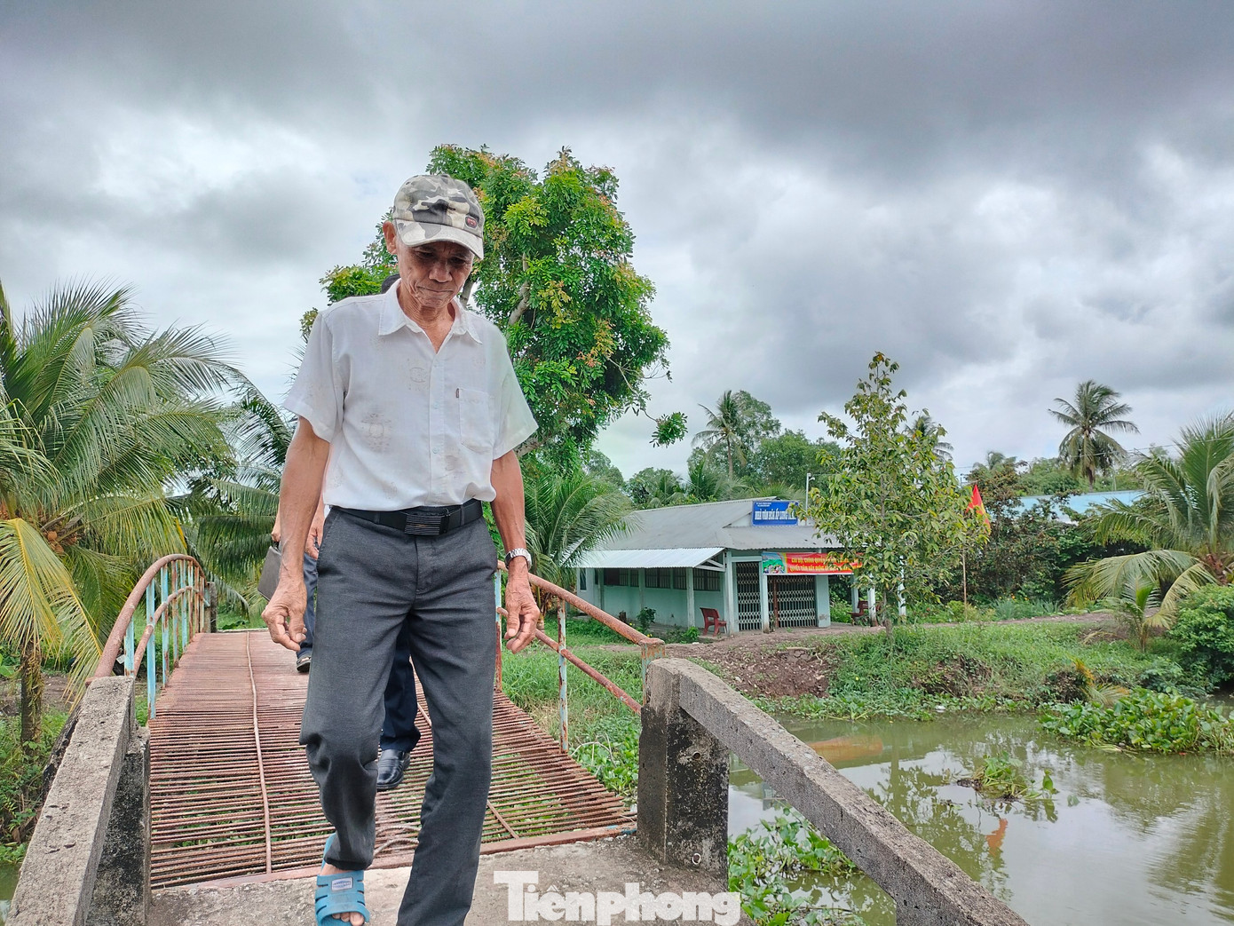 Người dân sinh sống bên kia tuyến kênh Lung Tràm gặp nhiều bất tiện vì giao thông đi lại khó khăn.
