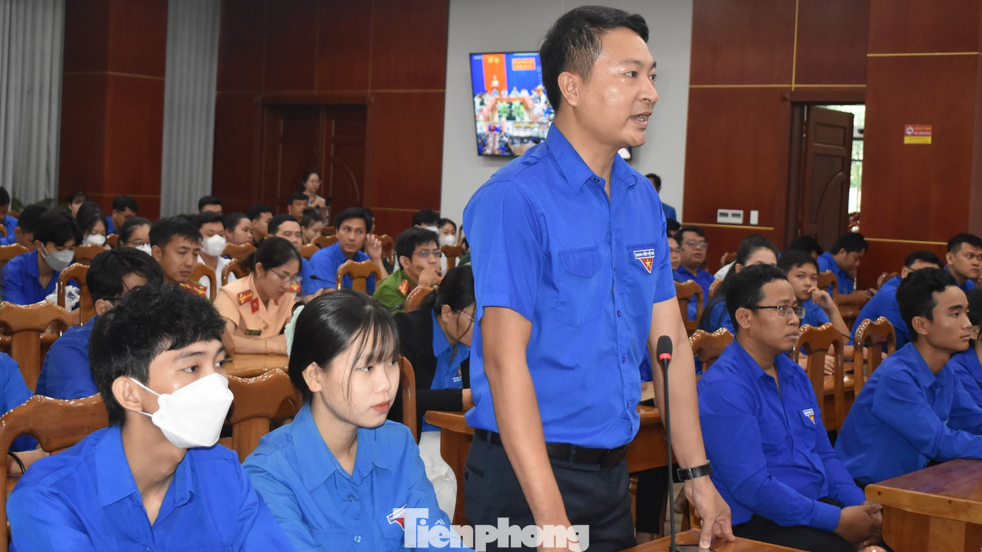 Thanh niên đặt câu hỏi tại chương trình đối thoại với Chủ tịch UBND tỉnh Cà Mau. Thanh niên đặt câu hỏi tại chương trình đối thoại với Chủ tịch UBND tỉnh Cà Mau.