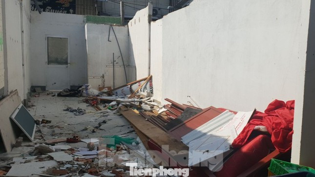 Căn nhà ông Nguyện bị tháo dỡ phần mái.