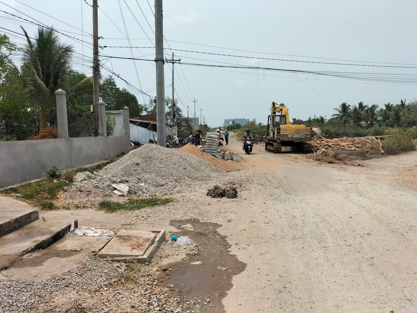 Vật tư, cây cối được tập kết ngổn ngang, tiềm ẩn nguy cơ mất ATGT. Vật tư, cây cối được tập kết ngổn ngang, tiềm ẩn nguy cơ mất ATGT.