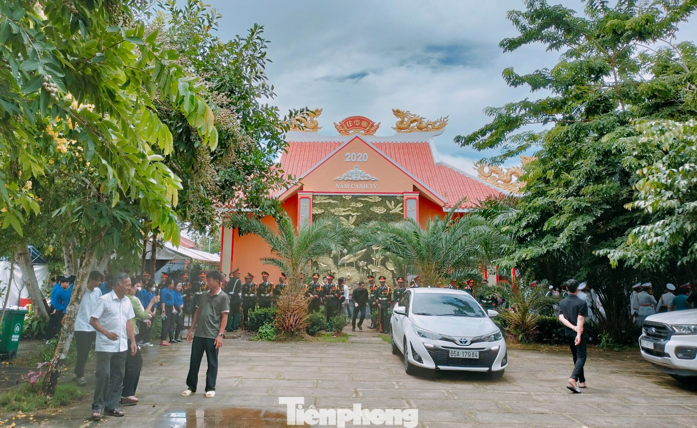 Linh cữu nguyên Ủy viên Bộ Chính trị, nguyên Bí thư Trung ương Đảng, nguyên Trưởng ban Tổ chức Trung ương Lê Phước Thọ được đưa về quê nhà ở xã Tân Lộc Đông, huyện Thới Bình, tỉnh Cà Mau để an táng.