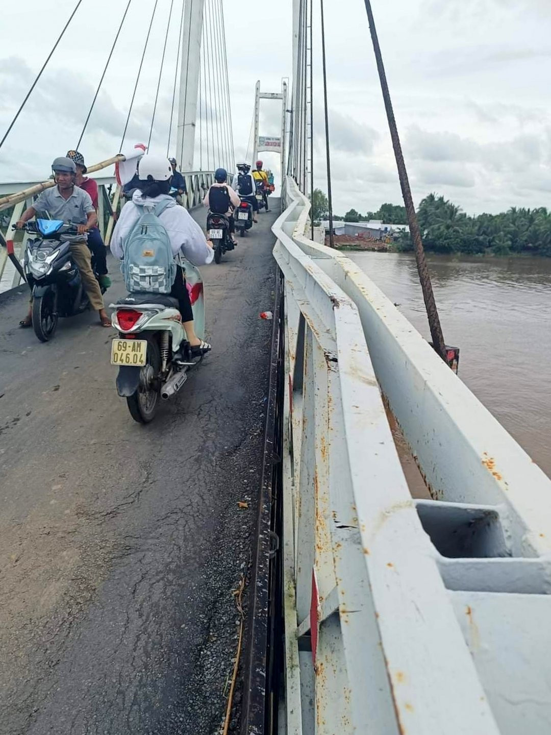 Thành cầu bị biến dạng.