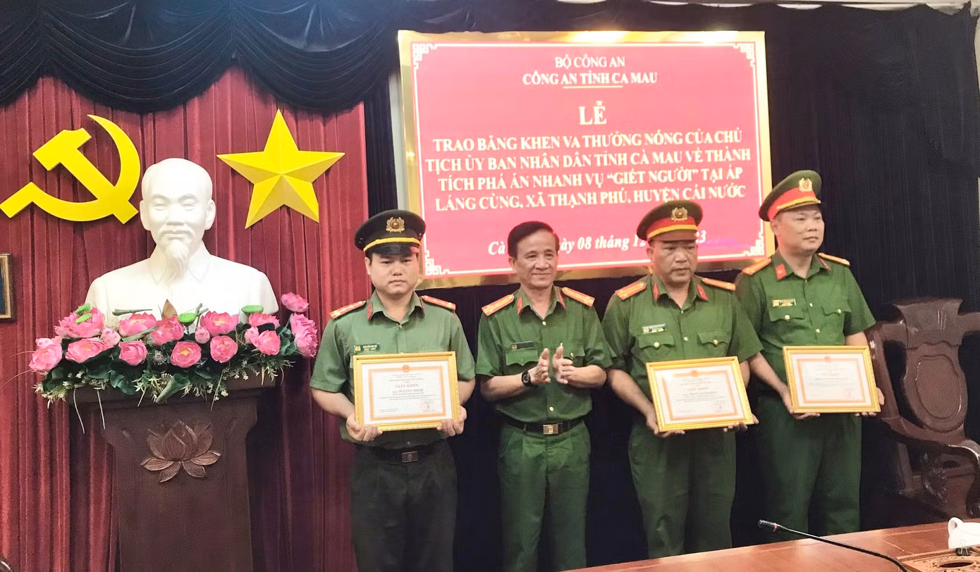 Khen thưởng lực lượng Công an tỉnh Cà Mau khám phá nhanh vụ án giết 3 người. (Ảnh do công an cung cấp). Khen thưởng lực lượng Công an tỉnh Cà Mau khám phá nhanh vụ án giết 3 người. (Ảnh do công an cung cấp).