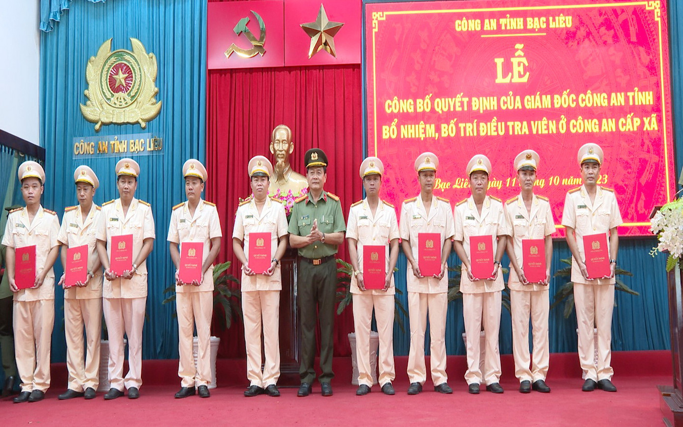 Đại tá Hồ Việt Triều, Giám đốc Công an tỉnh Bạc Liêu trao quyết định bổ nhiệm điều tra viên trung cấp. Đại tá Hồ Việt Triều, Giám đốc Công an tỉnh Bạc Liêu trao quyết định bổ nhiệm điều tra viên trung cấp.