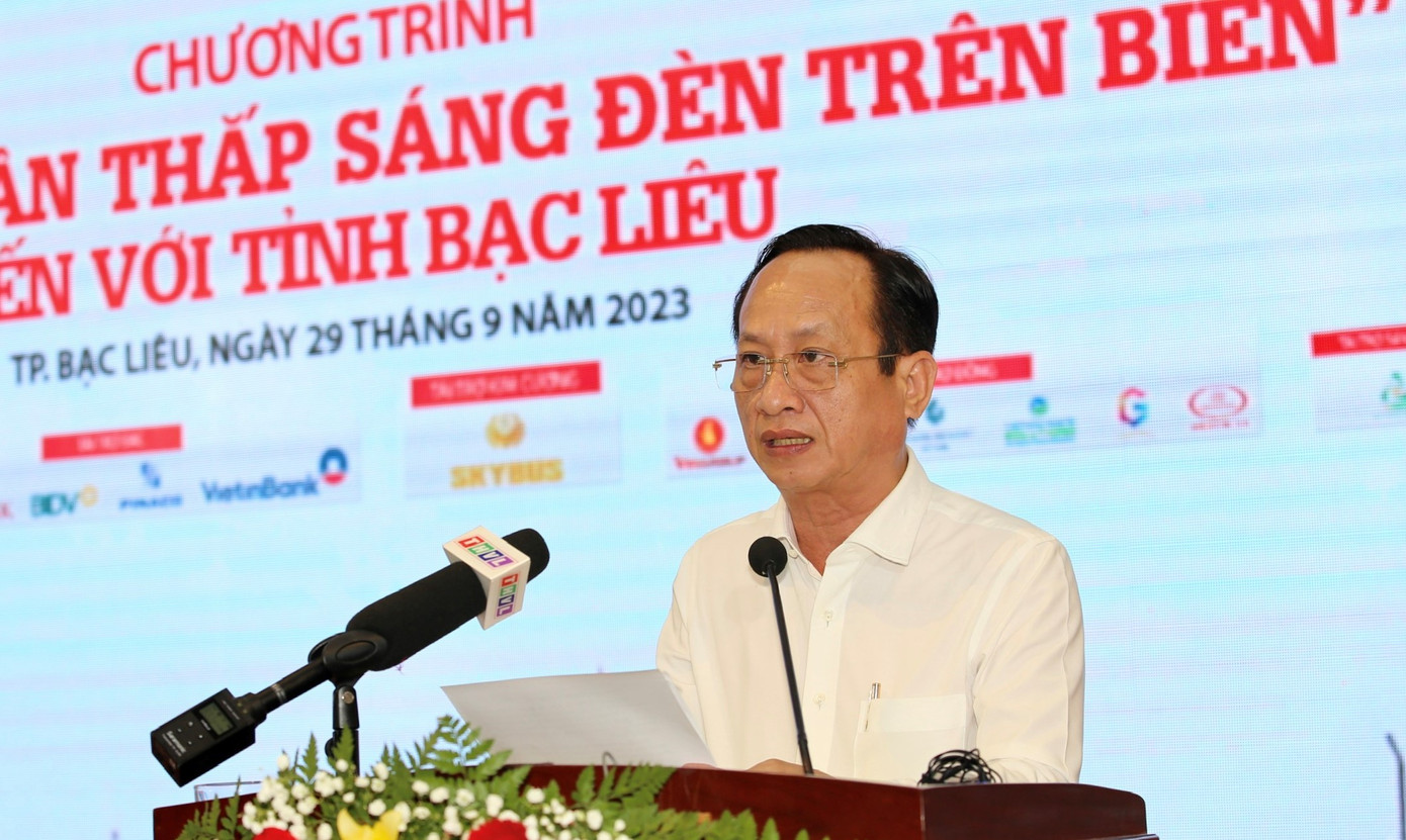 Ông Phạm Văn Thiều, Chủ tịch UBND tỉnh Bạc Liêu phát biểu tại chương trình "Cùng ngư dân thắp sáng đèn trên biển”. Ông Phạm Văn Thiều, Chủ tịch UBND tỉnh Bạc Liêu phát biểu tại chương trình "Cùng ngư dân thắp sáng đèn trên biển”.