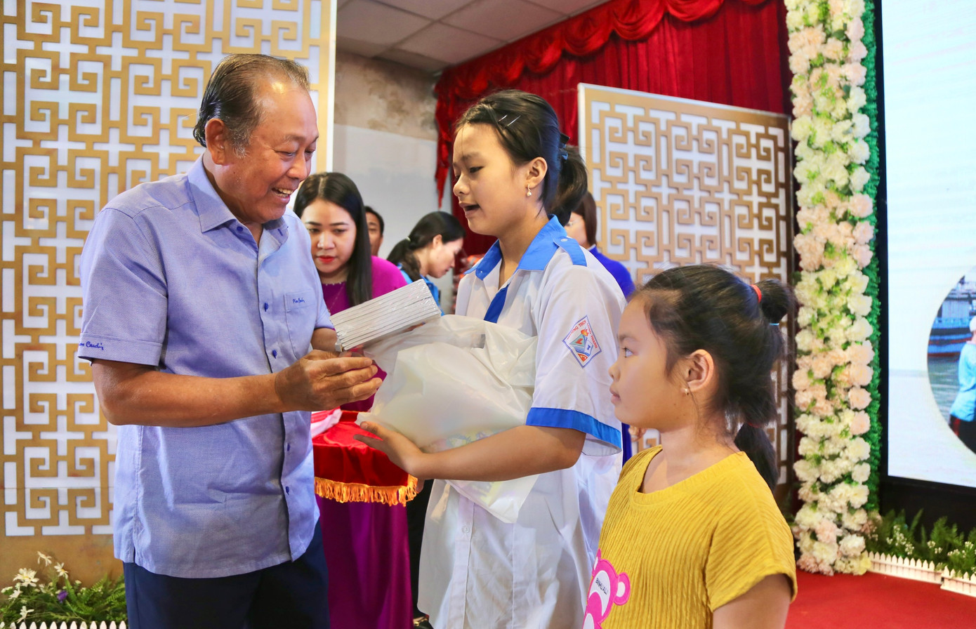 Ông Trương Hòa Bình, nguyên Phó Thủ tướng Thường trực Chính phủ trao học bổng cho học sinh. Ông Trương Hòa Bình, nguyên Phó Thủ tướng Thường trực Chính phủ trao học bổng cho học sinh.