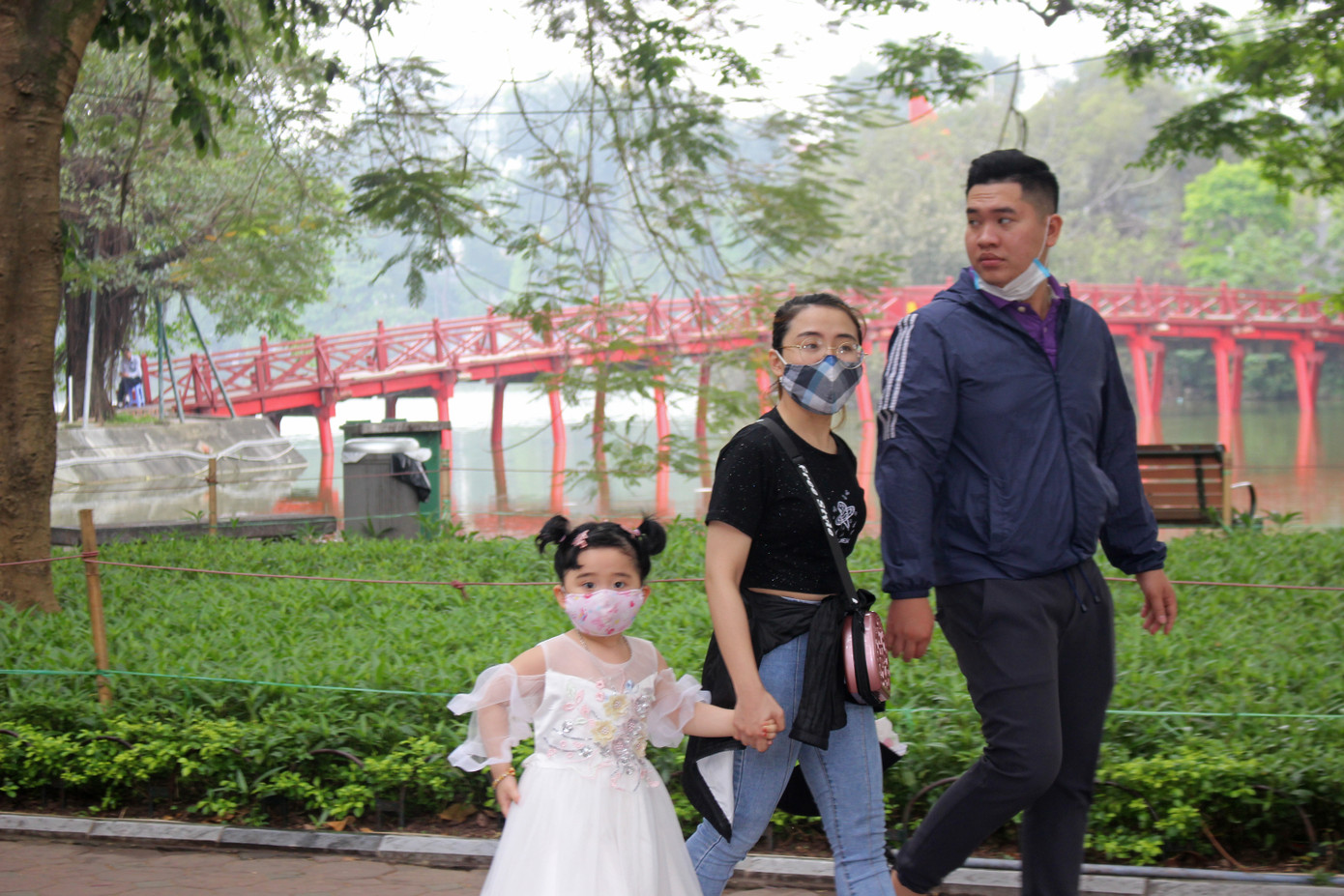 Nhiều điểm du lịch đóng cửa, người dân Hà Nội đổ ra các tuyến phố lớn dịp lễ 30/4 ảnh 11