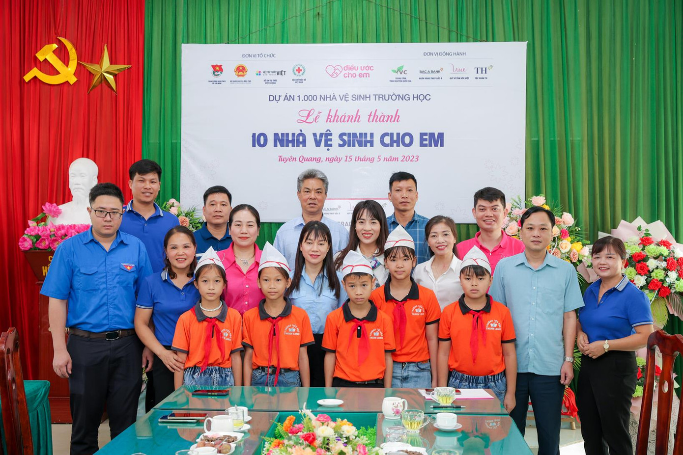 Niềm vui của thầy trò vùng cao trong ngày hội vệ sinh học đường và nhận bàn giao nhà vệ sinh trường học đạt chuẩn do Quỹ Vì Tầm Vóc Việt - Tập đoàn TH tài trợ xây dựng tại Tuyên Quang.