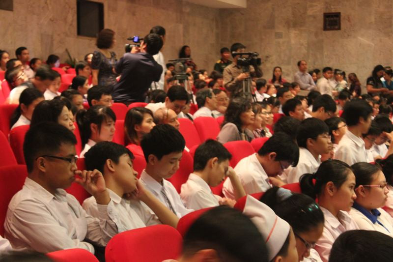 Học sinh ở dưới ngủ vùi