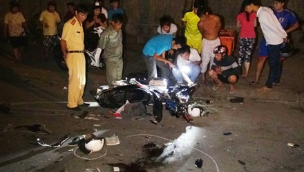 BẢN TIN ATGT: Xe máy 'kẹp' 4 đụng xe tải, 3 cô gái tử vong ảnh 2