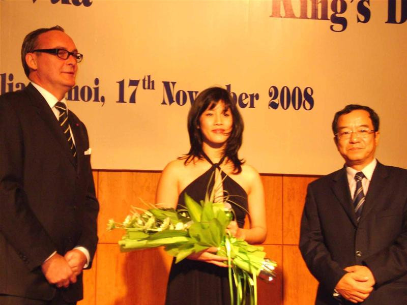 Ngài Đại sứ vương quốc Bỉ (bên trái) tặng hoa cho Quỳnh Anh