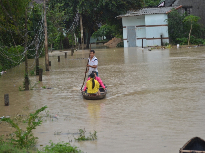 Giao thông đi lại vùng còn ngập nước chỉ có thể là ghe thúng tạm bợ. Ảnh Việt Hương