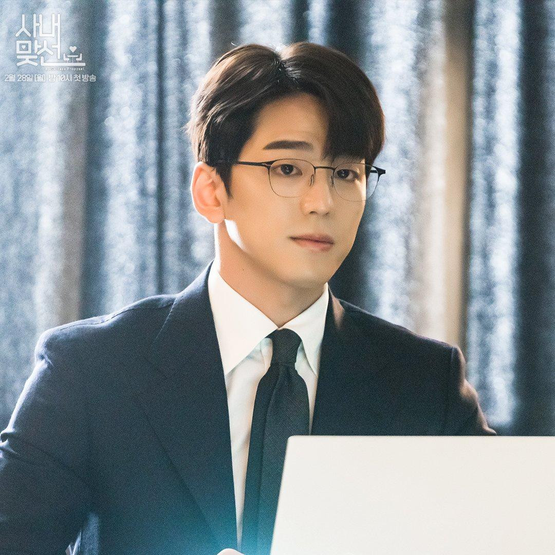 Thư ký Cha Sung Hoon khiến fangirl &quot;đổ gục&quot; với vẻ lịch lãm khi luôn xuất hiện trong những bộ vest hoặc suit chỉn chu, khoe trọn bờ vai Thái Bình Dương. Phong cách ăn mặc của Thư ký Cha cũng khá tương đồng với sếp của mình.