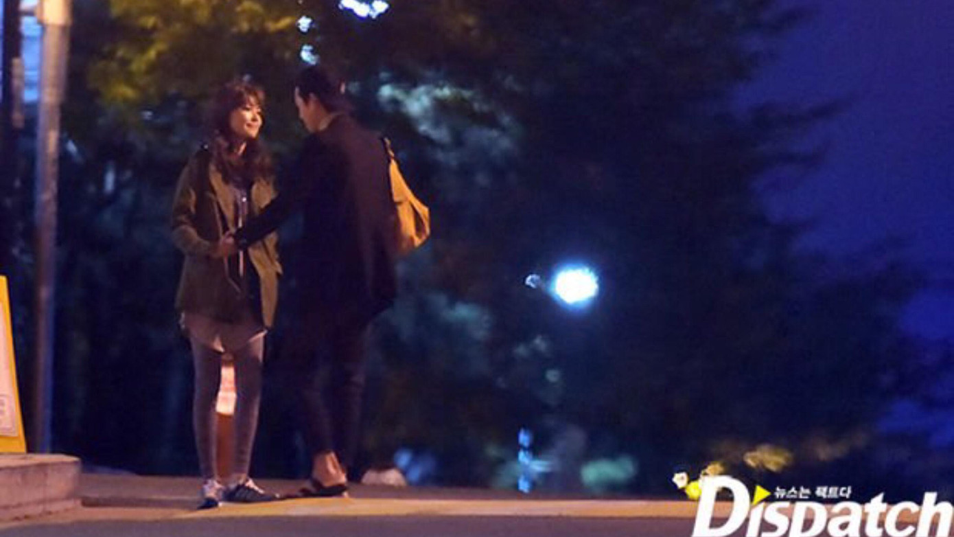 Khoảnh khắc ngọt ngào của cả hai được Dispatch chụp lại.