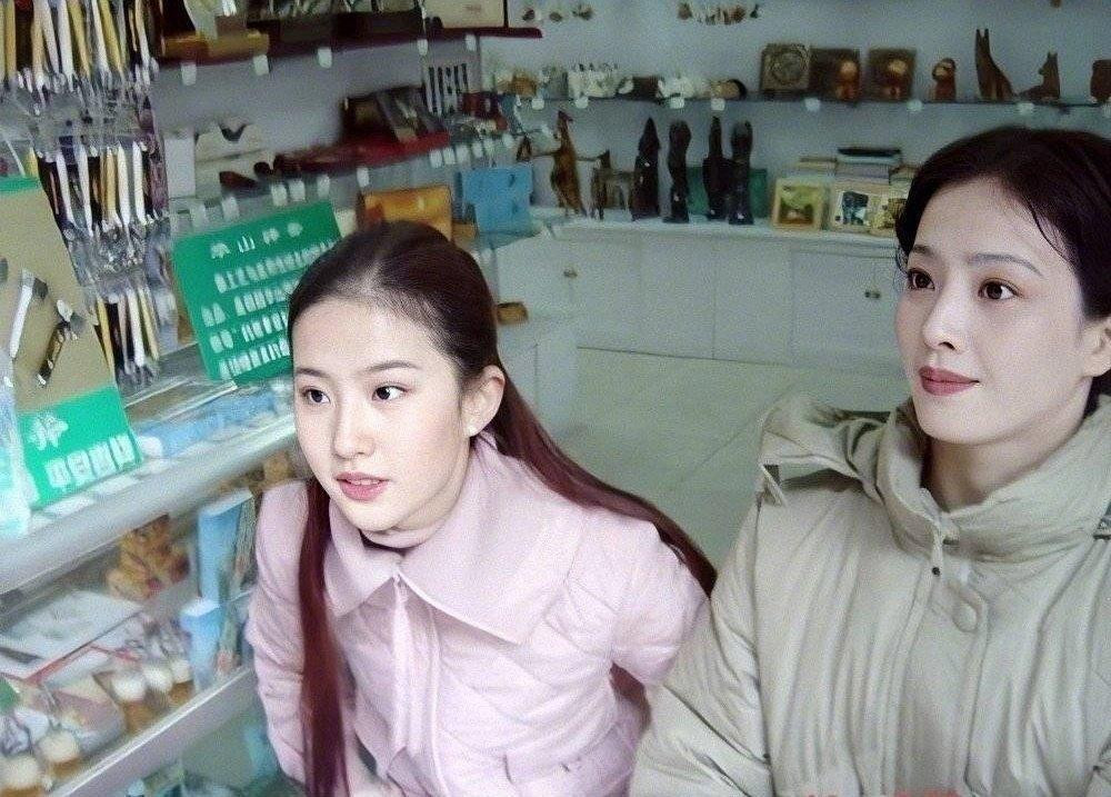 Nhan sắc của Lưu Diệc Phi phải chịu &quot;lép vế&quot; vài phần khi ở cạnh mẹ.