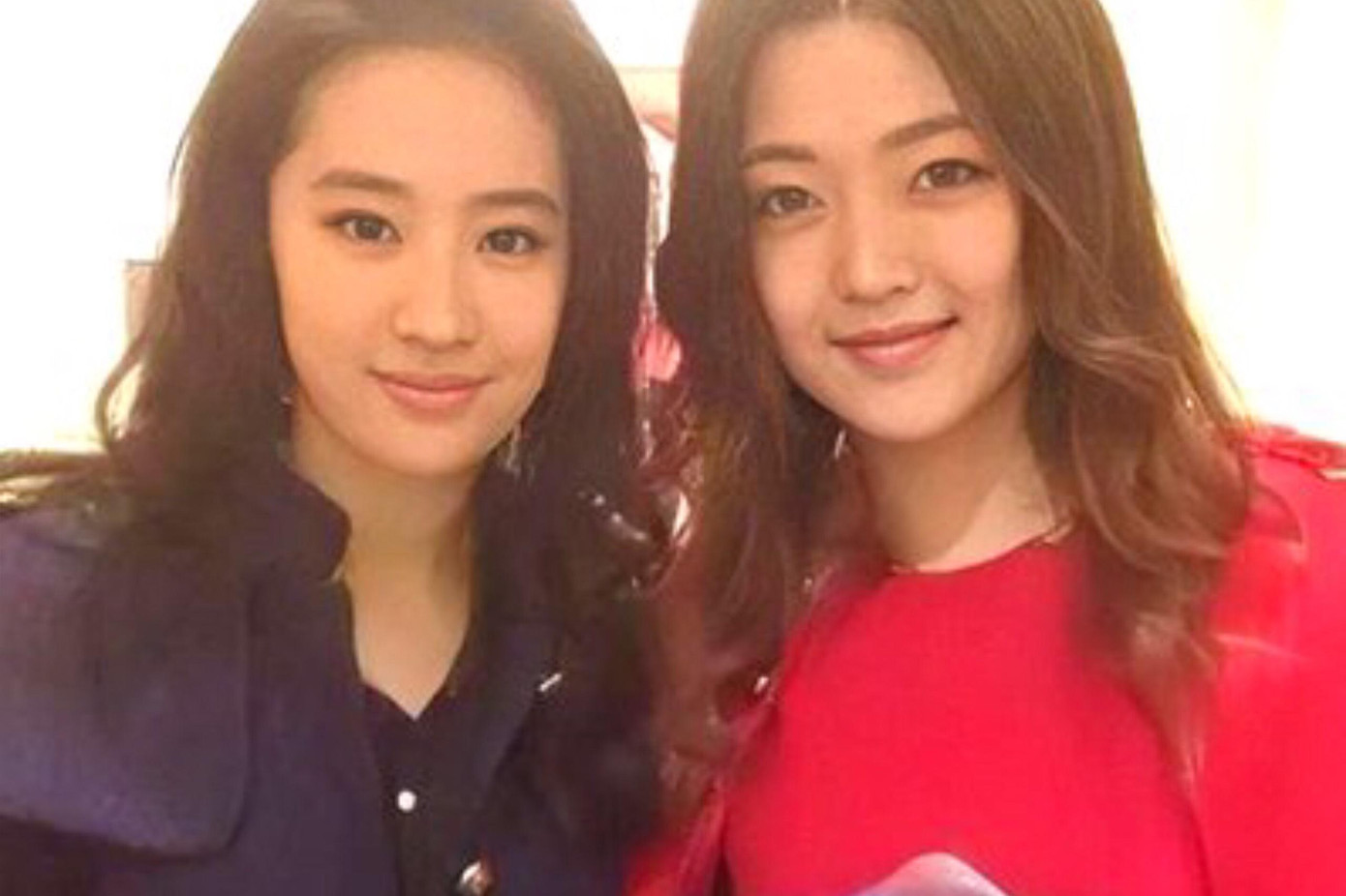 Nữ diễn viên chụp cùng chị họ xinh đẹp.