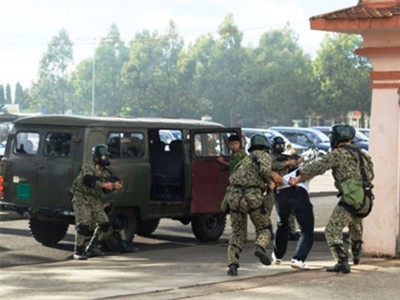 Áp giải lực lượng khủng bố, kết thúc cuộc giải cứu