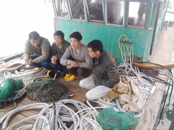 Một số ngư dân Trung Quốc bị bắt giữ cùng tang vật đánh bắt hải sản kiểu tận diệt