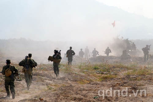 Bộ binh xung phong đánh chiếm mục tiêu 