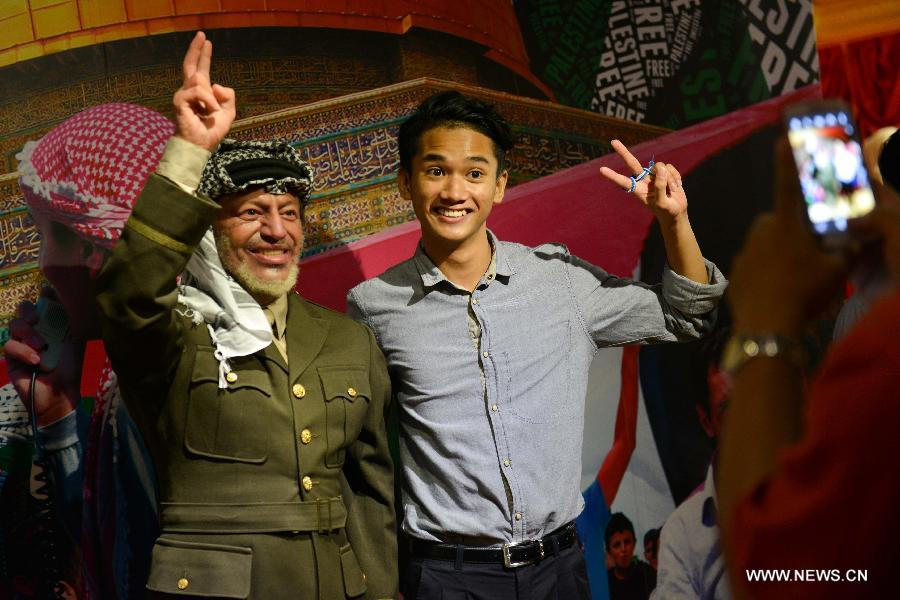 Bức tượng nhà lãnh đạo Palestine thu hút sự chú ý của nhiều bạn trẻ