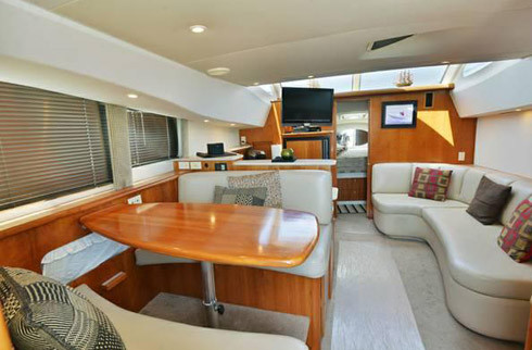 Phòng khách trên du thuyền 2 tỷ đồng. Ảnh: Hồng Châu