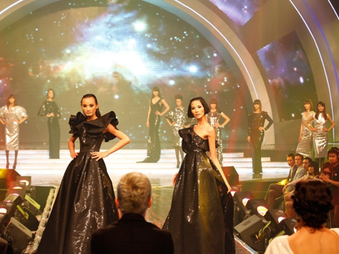 Các thí sinh cùng xuất hiện trở lại trong khoảnh khắc công bố quán quân VN's Next Top Model 2012. Quán quân Hoàng Thùy và Á quân Lê Thúy của mùa giải thứ 2 được BTC tôn vinh ở vị trí trang trọng