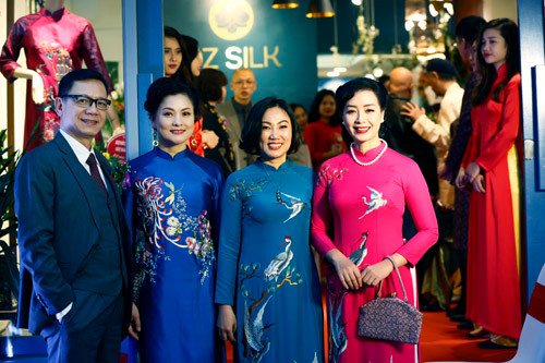 Nghệ sĩ Chiều Xuân khoe nhan sắc rạng rỡ trong tà áo dài ảnh 12