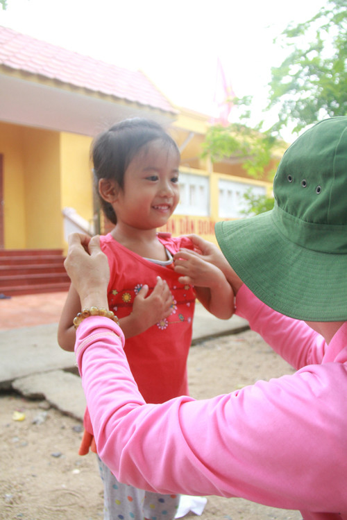 Nhiều người thử quần, áo luôn cho con em mình