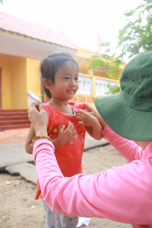 Nhiều người thử quần, áo luôn cho con em mình