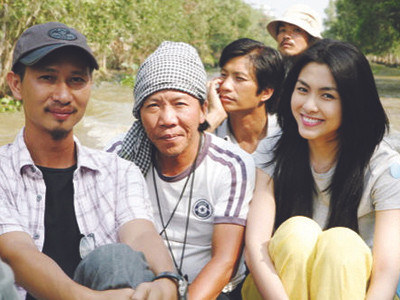 Đạo diễn Nguyễn Phan Quang Bình (bìa trái) trong quá trình quay “Cánh đồng bất tận”