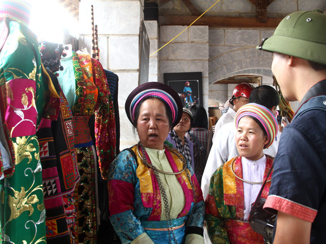 Hai phụ nữ người H'mông giới thiệu hàng cho du khách